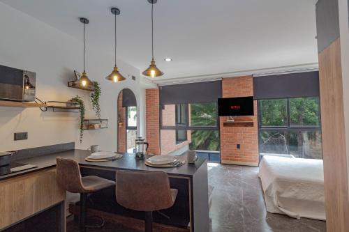 a room with a kitchen and a bedroom with a bed at LOFT en Americana Torre con alberca, Gym, 103 in Guadalajara