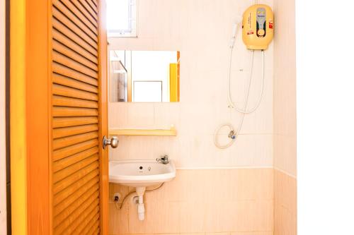 a bathroom with a sink and a mirror at GO INN Suvarnabhumi Airport โก อินน์ สนามบินสุวรรณภูมิ in Lat Krabang