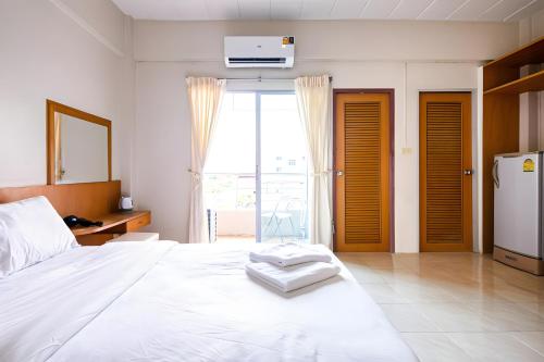 a bedroom with a white bed and a large window at xx GO INN Suvarnabhumi Airport - Ladkrabang 11 in Lat Krabang