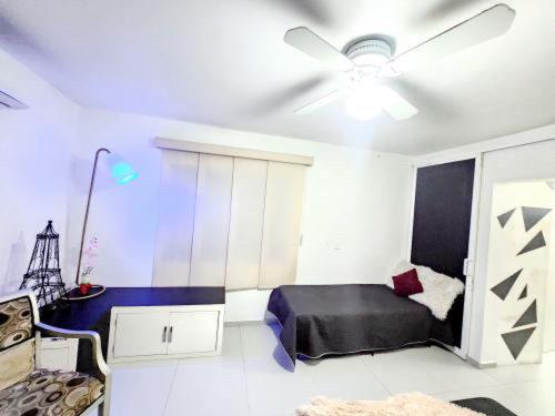 a bedroom with a bed and a ceiling fan at Departamento Getsemani in Hermosillo