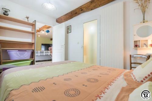 a bedroom with a bed in a room at Perets petit in Montégut-Lauragais
