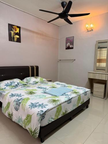 a bedroom with a bed and a ceiling fan at PRS Homestay in Chemor