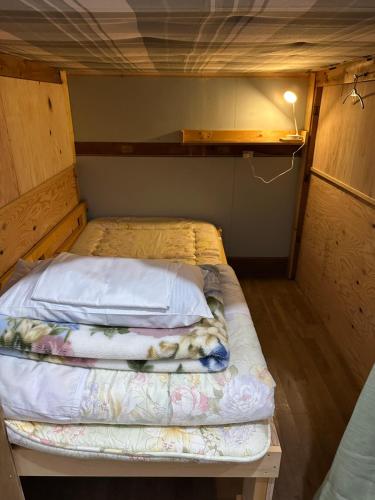 a small bed in a small room at Boken Kazoku in Kutchan