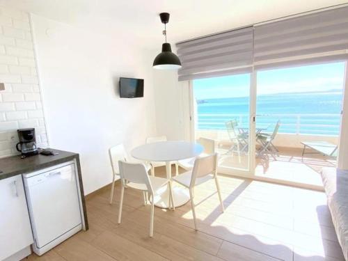 Bel appartement rénové en bord de plage avec parking privé à Roses