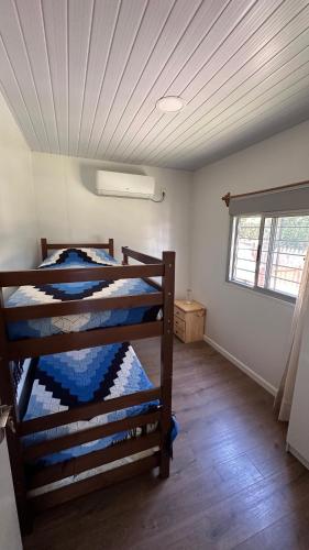 a room with two bunk beds in it with a window at Chalet Bilu in Piriápolis