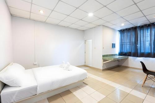 a bedroom with a bed and a desk and a chair at XX At Gate Suvarnabhumi Airport - อ่อนนุช in Ban Khlong Prawet