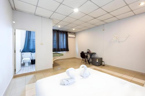 a white room with a bed and a bathroom at XX At Gate Suvarnabhumi Airport - อ่อนนุช in Ban Khlong Prawet