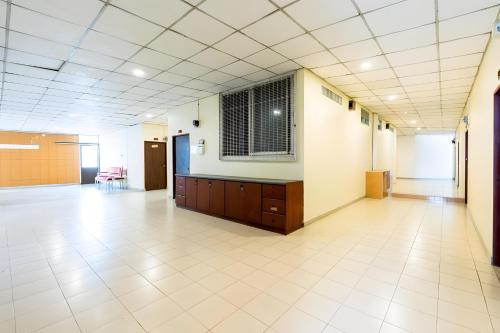 an empty hallway of a hospital with a large room at XX At Gate Suvarnabhumi Airport - อ่อนนุช in Ban Khlong Prawet