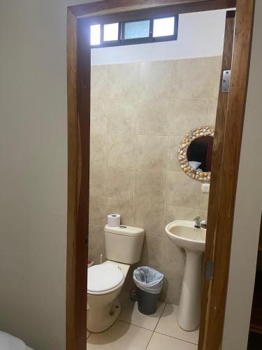 a bathroom with a toilet and a sink at Villa en Salango con piscina in Salango