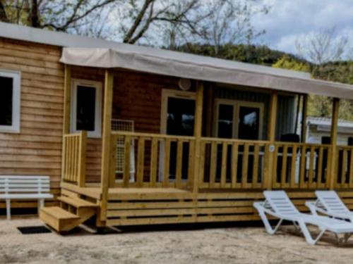 Mobil-home spacieux avec terrasse pour 6 personnes - API-1-52-1247