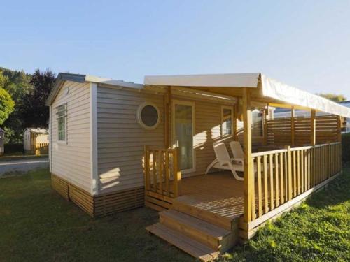 Mobil home confortable avec terrasse à Saint-Geniez-d'Olt, 6 personnes - API-1-52-1296
