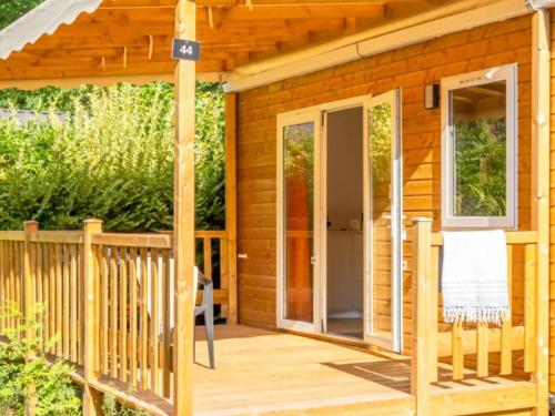 Mobil-home cosy avec Terrasse à Rivedoux-Plage - API-1-52-1333