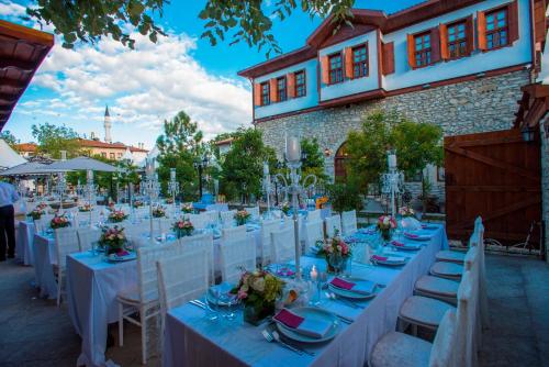 Um restaurante ou outro lugar para comer em Zalifre Konakları