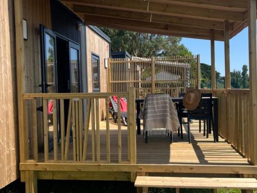 Mobil home confortable avec terrasse - 4 personnes - API-1-52-1544