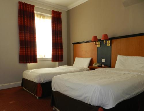 Кровать или кровати в номере Chatsworth Hotel