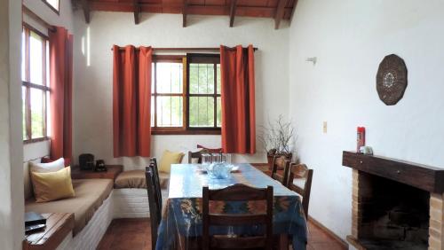 uma sala de jantar com uma mesa e um sofá em Country del Sol Complejo Turistico em La Paloma