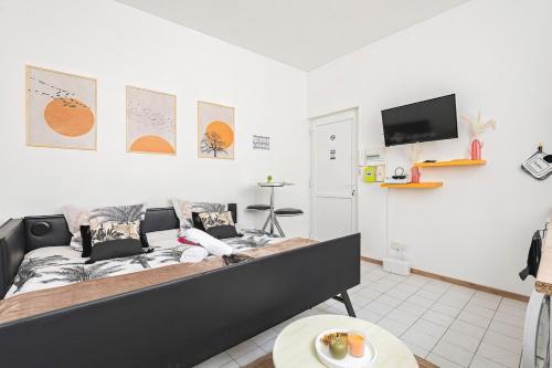 cozy apartment in city , free wifi ,coffe shops downstairs