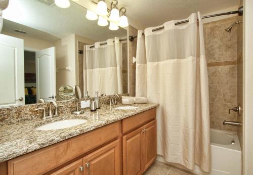 Paradise Palms 8952 في كيسيمي: حمام مع مغسلة ودش وحوض استحمام