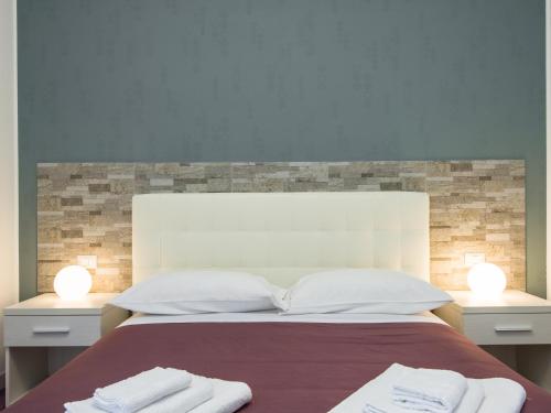 a bedroom with a bed with two towels on it at Guesthouse Park Pines in Rome