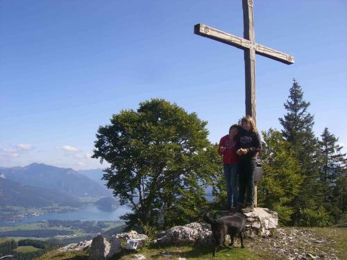 two people standing next to a cross on a hill at Hotel Zimmerbräu in St. Wolfgang