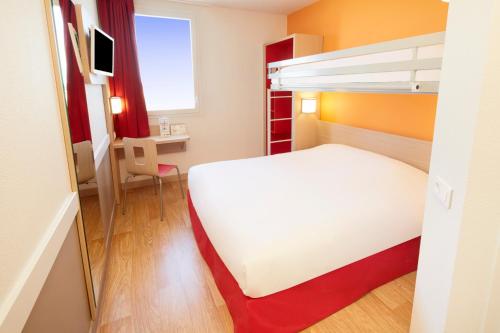 a bedroom with a bed and a bunk bed at Premiere Classe Valence Nord - Saint Marcel Les Valence in Saint-Marcel-lès-Valence