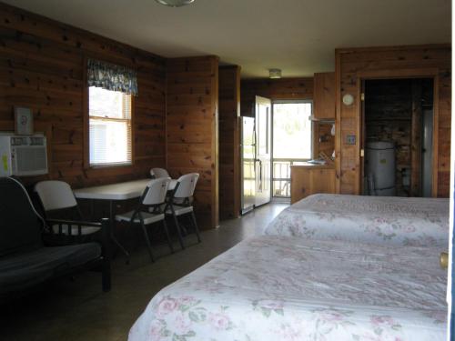 QuinbyにあるVirginia Landing Camping Resort Cabin 2のベッドルーム1室(ベッド1台、テーブル、椅子付)
