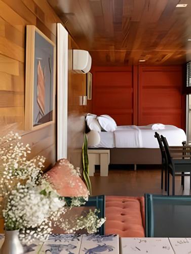 a hotel room with a bed and a table at Casa Pantuso - Vale do Sol in Nova Lima