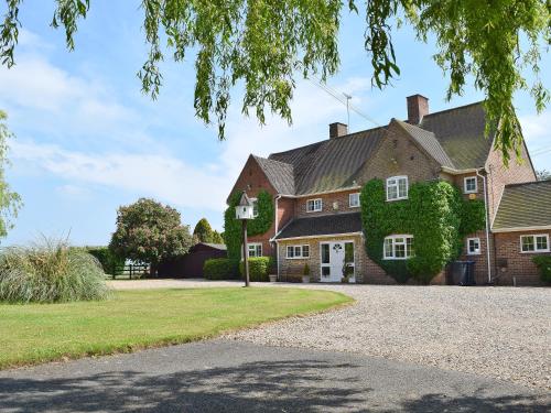 a large brick house with a driveway at New Inn House in Harvington