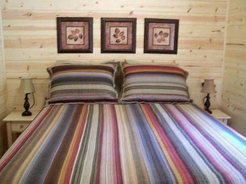 Кровать или кровати в номере Lakeland RV Campground Cottage 15
