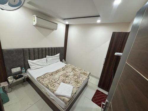 a small bedroom with a bed in a room at GREEN WAY HOTEL & RESTAURANt in Gangānagar