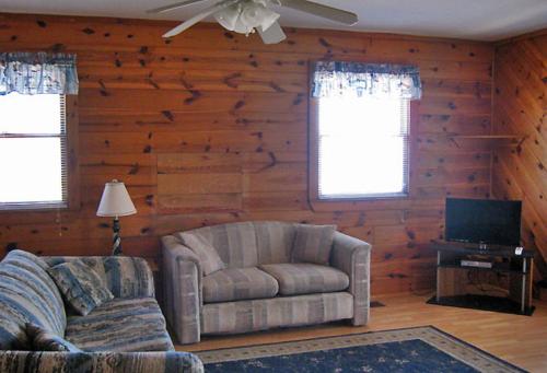 โทรทัศน์และ/หรือระบบความบันเทิงของ Virginia Landing Camping Resort Cabin 19