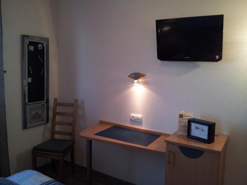 TV a/nebo společenská místnost v ubytování Hôtel Des Bois