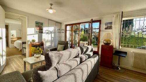 Large private garden, quiet 2-bedroom apartment, air conditioning, wifi, parking