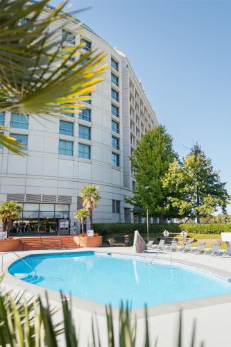 a swimming pool in front of a building at Hyatt Regency San Francisco Airport in Burlingame