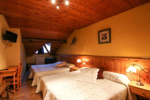 Postel nebo postele na pokoji v ubytování Roch Hotel