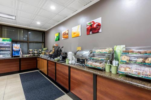 a fast food restaurant with a counter with food at Quality Inn & Suites Los Angeles Airport - Stadium District in Inglewood
