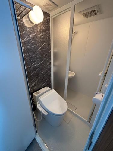ein kleines Badezimmer mit Toilette und Dusche in der Unterkunft Cress 3 in Biei