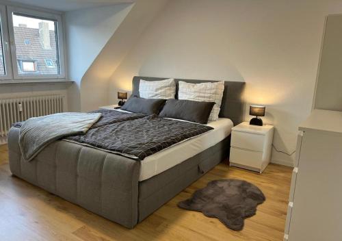 a bedroom with a large bed in a room at CityLoft Wlan Zentral in Essen