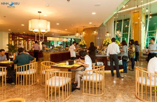 En restaurant eller et andet spisested på Ninh Kieu Riverside Hotel