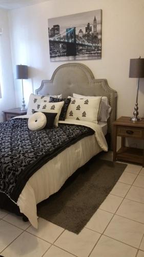 Un dormitorio con una cama con almohadas. en Beautiful 2 bedroom 1 bath en Tamuning