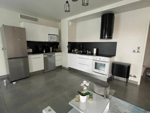 PRADO PLAGE DAVID - STADE VELODROME - PARC CHANOT - Luxury apartment by the Sea - Enjoy premium comfort with access to international TV channels from all over the world photo 9