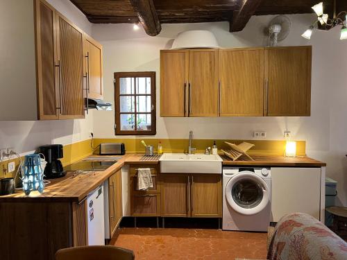 una cocina con fregadero y lavadora en Chez Serge, en Marsella