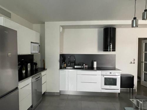 PRADO PLAGE DAVID - STADE VELODROME - PARC CHANOT - Luxury apartment by the Sea - Enjoy premium comfort with access to international TV channels from all over the world photo 6