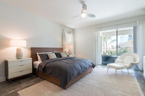 - une chambre avec un lit, une chaise et une fenêtre dans l'établissement Wilmington Villa 7641, à Orlando