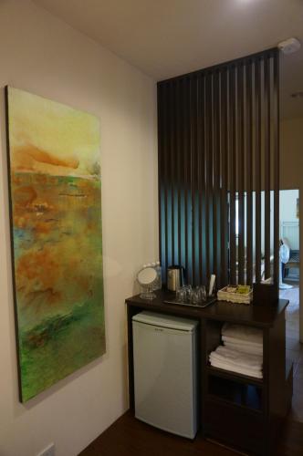 una habitación con una pintura en la pared y una mesa en Dong Hua Dream House, en Pinghe