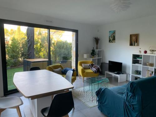 un salon avec un canapé, des fauteuils et une table dans l'établissement Les 3 Pins, à Fontvieille
