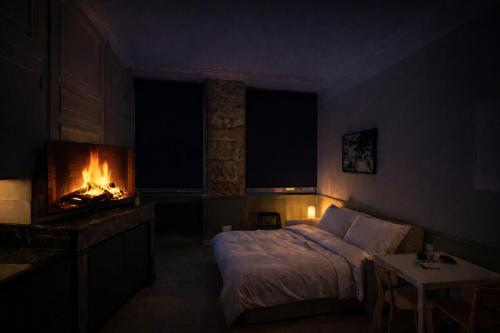 เตียงในห้องที่ Le Cachet Lyonnais