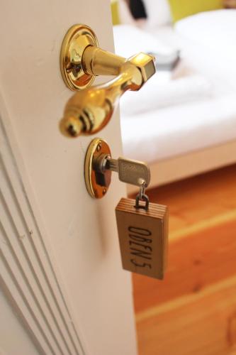 a lock on a door with a tag on it at OBENauf in Unternalb in Unternalb