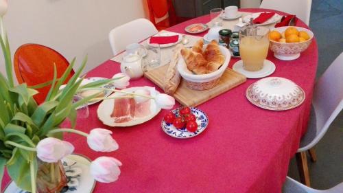 un tavolo con una tovaglia rossa con del cibo sopra di Villa 36 B&B a Bruxelles