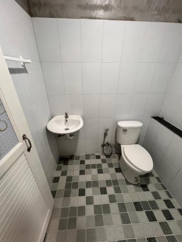 a bathroom with a toilet and a sink at Lanta Baan Suan Yoo Dee in Ban Nong Chaeng